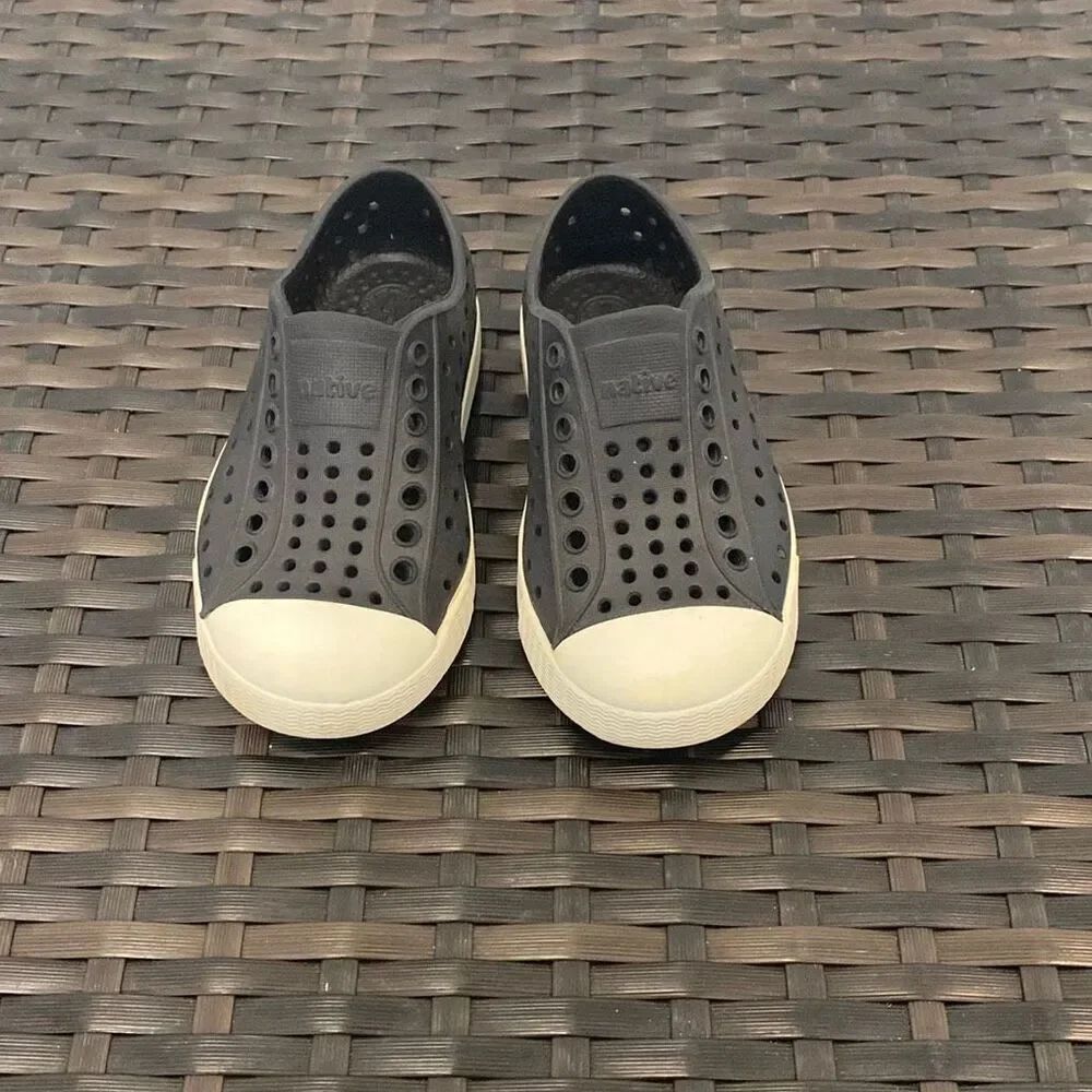 Native Jefferson shoes children size 8